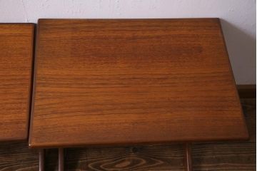 ヴィンテージ家具　イギリスビンテージ　北欧風　チーク材　カーブがおしゃれなネストテーブル(サイドテーブル、カフェテーブル)