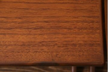 ヴィンテージ家具　イギリスビンテージ　北欧風　チーク材　カーブがおしゃれなネストテーブル(サイドテーブル、カフェテーブル)
