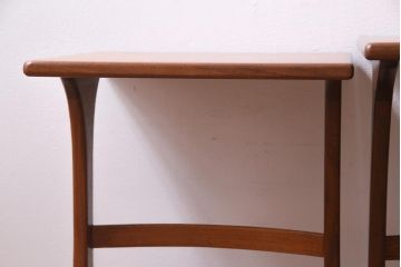 ヴィンテージ家具　イギリスビンテージ　北欧風　チーク材　カーブがおしゃれなネストテーブル(サイドテーブル、カフェテーブル)