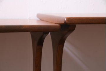 ヴィンテージ家具　イギリスビンテージ　北欧風　チーク材　カーブがおしゃれなネストテーブル(サイドテーブル、カフェテーブル)