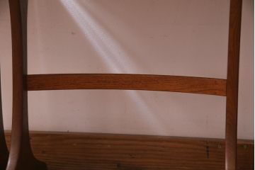 ヴィンテージ家具　イギリスビンテージ　北欧風　チーク材　カーブがおしゃれなネストテーブル(サイドテーブル、カフェテーブル)
