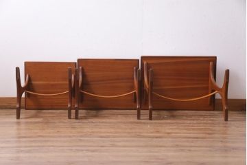 ヴィンテージ家具　イギリスビンテージ　北欧風　チーク材　カーブがおしゃれなネストテーブル(サイドテーブル、カフェテーブル)