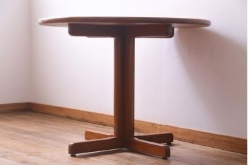 ビンテージ家具　デンマーク製　Tarm Stole og Mobelfabrik A/S社　チーク材　天板無垢材の珍しいラウンドテーブル(ダイニングテーブル)