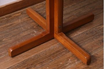 ビンテージ家具　デンマーク製　Tarm Stole og Mobelfabrik A/S社　チーク材　天板無垢材の珍しいラウンドテーブル(ダイニングテーブル)