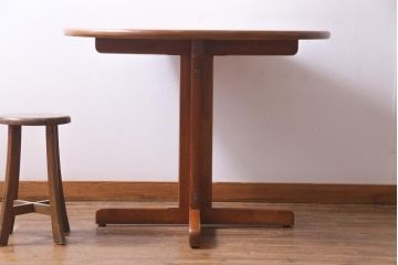 ビンテージ家具　デンマーク製　Tarm Stole og Mobelfabrik A/S社　チーク材　天板無垢材の珍しいラウンドテーブル(ダイニングテーブル)