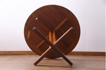 ビンテージ家具　デンマーク製　Tarm Stole og Mobelfabrik A/S社　チーク材　天板無垢材の珍しいラウンドテーブル(ダイニングテーブル)