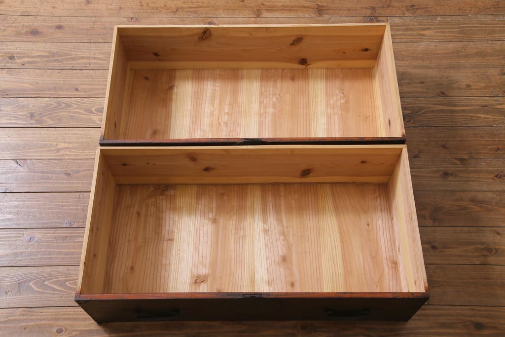 アンティーク家具　和製アンティーク　鉄脚付リメイク　前面桐材　渋さ漂う鋲付き金具の箪笥リビングボード(ローボード、アンティークチェスト、引き出し、桐箪笥、桐たんす)