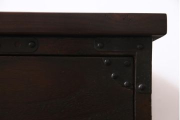 アンティーク家具　和製アンティーク　鉄脚付リメイク　前面桐材　渋さ漂う鋲付き金具の箪笥リビングボード(ローボード、アンティークチェスト、引き出し、桐箪笥、桐たんす)