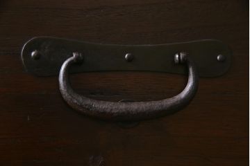 アンティーク家具　和製アンティーク　鉄脚付リメイク　前面桐材　渋さ漂う鋲付き金具の箪笥リビングボード(ローボード、アンティークチェスト、引き出し、桐箪笥、桐たんす)