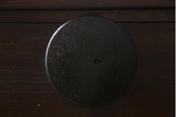 アンティーク家具　和製アンティーク　鉄脚付リメイク　前面桐材　渋さ漂う鋲付き金具の箪笥リビングボード(ローボード、アンティークチェスト、引き出し、桐箪笥、桐たんす)