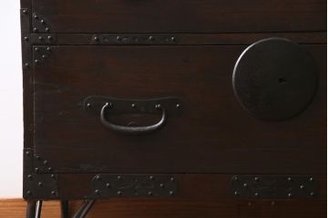アンティーク家具　和製アンティーク　鉄脚付リメイク　前面桐材　渋さ漂う鋲付き金具の箪笥リビングボード(ローボード、アンティークチェスト、引き出し、桐箪笥、桐たんす)