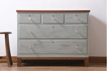 リメイク家具　シャビーなペイントがお洒落なフレンチ風のアンティークチェスト(ローチェスト、引き出し)