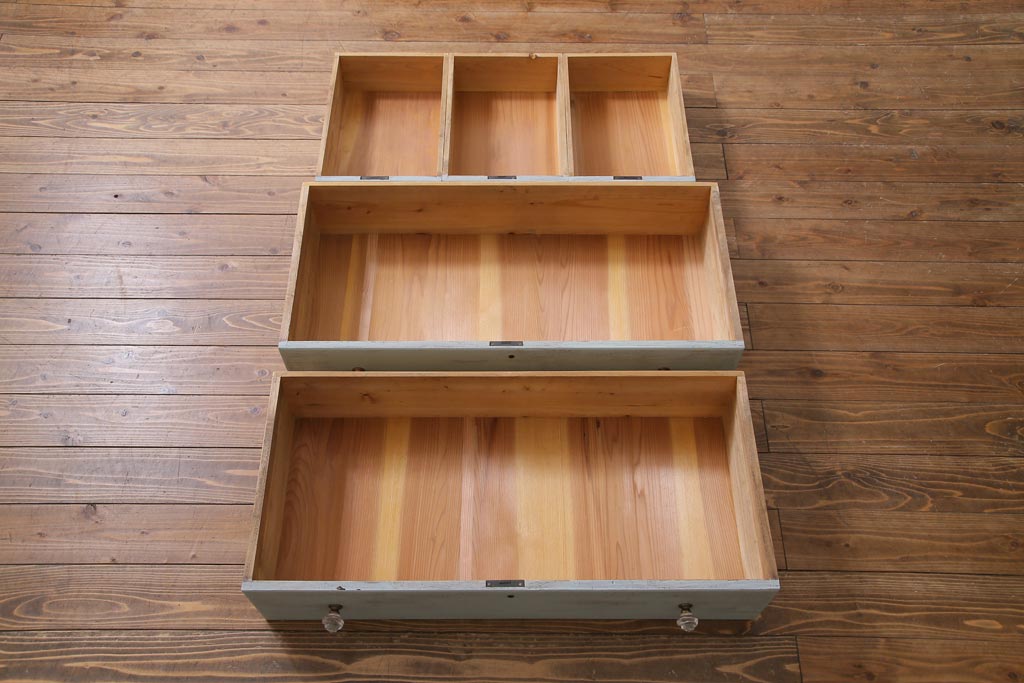 リメイク家具　シャビーなペイントがお洒落なフレンチ風のアンティークチェスト(ローチェスト、引き出し)