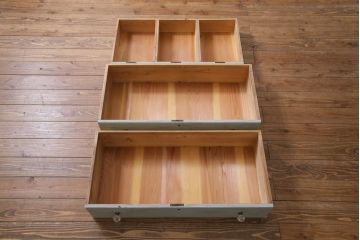 リメイク家具　シャビーなペイントがお洒落なフレンチ風のアンティークチェスト(ローチェスト、引き出し)