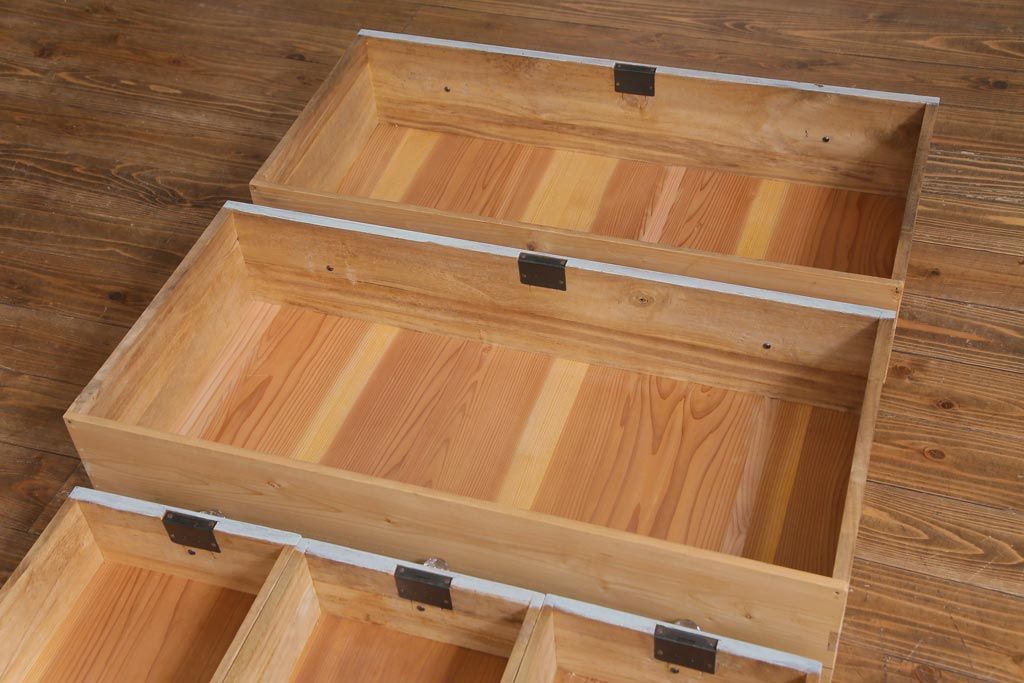 リメイク家具　シャビーなペイントがお洒落なフレンチ風のアンティークチェスト(ローチェスト、引き出し)