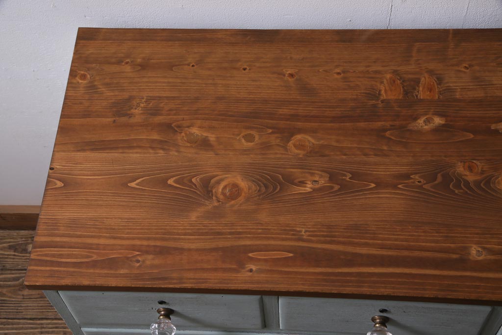 リメイク家具　シャビーなペイントがお洒落なフレンチ風のアンティークチェスト(ローチェスト、引き出し)