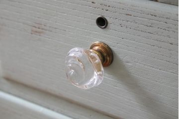 リメイク家具　シャビーなペイントがお洒落なフレンチ風のアンティークチェスト(ローチェスト、引き出し)