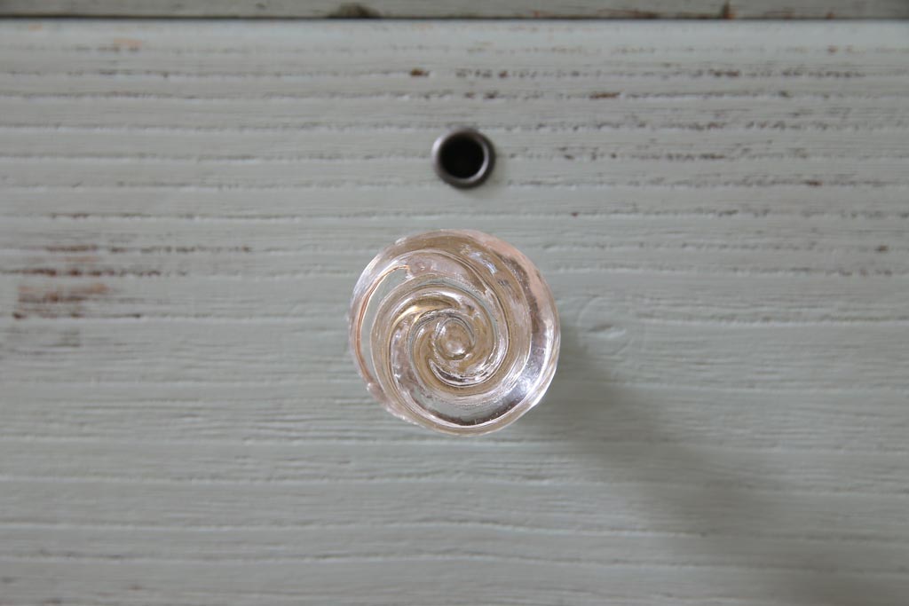 リメイク家具　シャビーなペイントがお洒落なフレンチ風のアンティークチェスト(ローチェスト、引き出し)