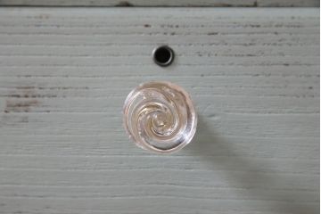 リメイク家具　シャビーなペイントがお洒落なフレンチ風のアンティークチェスト(ローチェスト、引き出し)