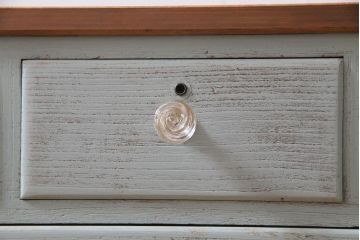 リメイク家具　シャビーなペイントがお洒落なフレンチ風のアンティークチェスト(ローチェスト、引き出し)