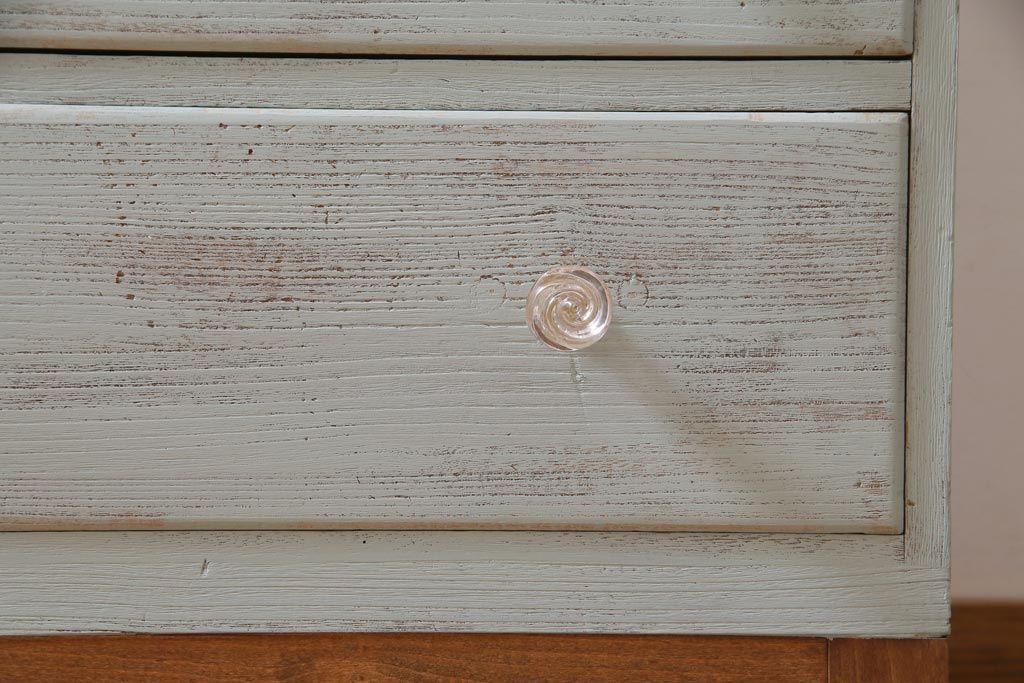 リメイク家具　シャビーなペイントがお洒落なフレンチ風のアンティークチェスト(ローチェスト、引き出し)