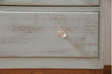 リメイク家具　シャビーなペイントがお洒落なフレンチ風のアンティークチェスト(ローチェスト、引き出し)