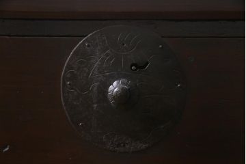 アンティーク家具　和製アンティーク　 脚付きリメイク　宝尽くし紋の箪笥ローボード(アンティークチェスト、リビングボード)