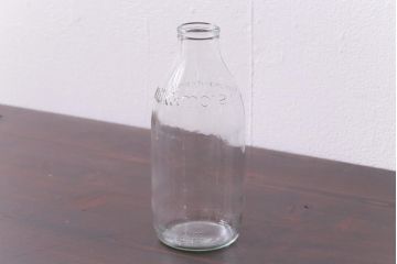 アンティーク雑貨　イギリス　dairy crest　ぽってりとしたシルエットが愛らしいガラス瓶(牛乳瓶)