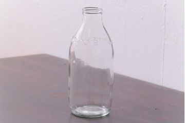 アンティーク雑貨　イギリス　dairy crest　ぽってりとしたシルエットが愛らしいガラス瓶(牛乳瓶)