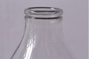 アンティーク雑貨　イギリス　dairy crest　ぽってりとしたシルエットが愛らしいガラス瓶(牛乳瓶)