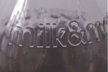 アンティーク雑貨　イギリス　dairy crest　ぽってりとしたシルエットが愛らしいガラス瓶(牛乳瓶)