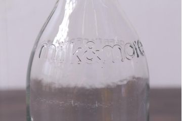 アンティーク雑貨　イギリス　dairy crest　ぽってりとしたシルエットが愛らしいガラス瓶(牛乳瓶)