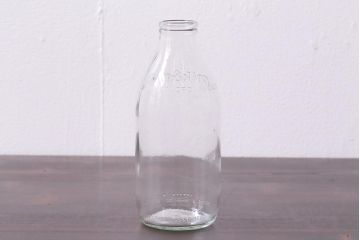 アンティーク雑貨　イギリス　dairy crest　ぽってりとしたシルエットが愛らしいガラス瓶(牛乳瓶)