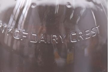 アンティーク雑貨　イギリス　dairy crest　ぽってりとしたシルエットが愛らしいガラス瓶(牛乳瓶)