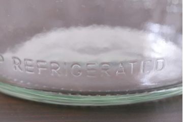 アンティーク雑貨　イギリス　dairy crest　ぽってりとしたシルエットが愛らしいガラス瓶(牛乳瓶)