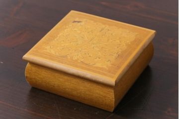 アンティーク雑貨　イギリスアンティーク　優しい色合いの木製ジュエリーボックス(木箱、小物入れ)