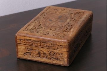 アンティーク雑貨　イギリスアンティーク　インレイ　彫刻　古い木の風合いが趣ある木箱(小物入れ)