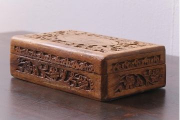 アンティーク雑貨　イギリスアンティーク　インレイ　彫刻　古い木の風合いが趣ある木箱(小物入れ)