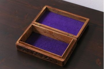 アンティーク雑貨　イギリスアンティーク　インレイ　彫刻　古い木の風合いが趣ある木箱(小物入れ)