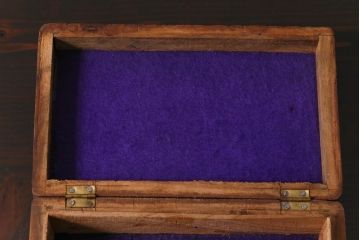 アンティーク雑貨　イギリスアンティーク　インレイ　彫刻　古い木の風合いが趣ある木箱(小物入れ)