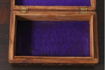 アンティーク雑貨　イギリスアンティーク　インレイ　彫刻　古い木の風合いが趣ある木箱(小物入れ)