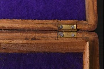 アンティーク雑貨　イギリスアンティーク　インレイ　彫刻　古い木の風合いが趣ある木箱(小物入れ)