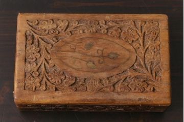 アンティーク雑貨　イギリスアンティーク　インレイ　彫刻　古い木の風合いが趣ある木箱(小物入れ)