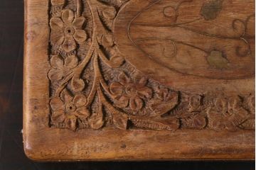 アンティーク雑貨　イギリスアンティーク　インレイ　彫刻　古い木の風合いが趣ある木箱(小物入れ)