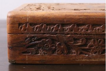 アンティーク雑貨　イギリスアンティーク　インレイ　彫刻　古い木の風合いが趣ある木箱(小物入れ)