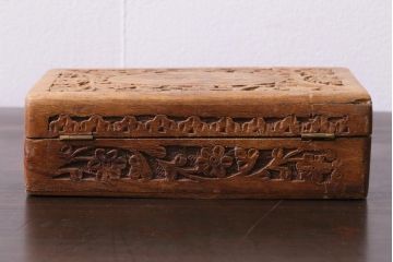 アンティーク雑貨　イギリスアンティーク　インレイ　彫刻　古い木の風合いが趣ある木箱(小物入れ)