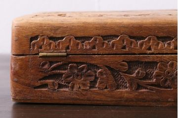 アンティーク雑貨　イギリスアンティーク　インレイ　彫刻　古い木の風合いが趣ある木箱(小物入れ)