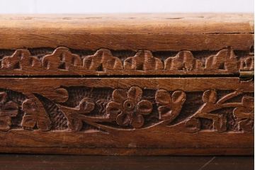 アンティーク雑貨　イギリスアンティーク　インレイ　彫刻　古い木の風合いが趣ある木箱(小物入れ)