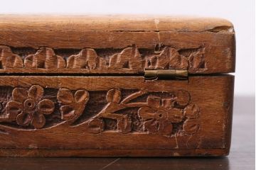 アンティーク雑貨　イギリスアンティーク　インレイ　彫刻　古い木の風合いが趣ある木箱(小物入れ)