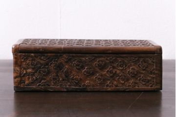 アンティーク雑貨　イギリスアンティーク　小花の彫刻が施された蓋付き木箱(小物入れ)